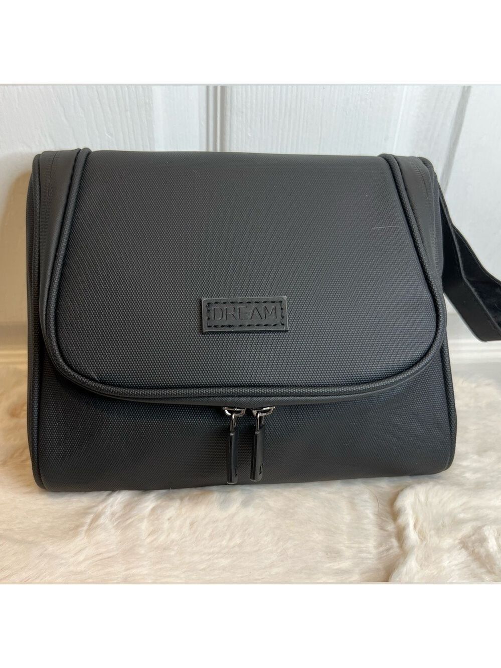 OUTGRAND HANGING MAKEUP BAG. WATERPROOF. NEW 2
